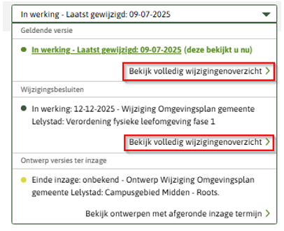 De afbeelding toont hoe je het volledige wijzigingenoverzicht kan bekijken, de knoppen vanuit het paneel met de actuele versies zijn gemarkeerd.