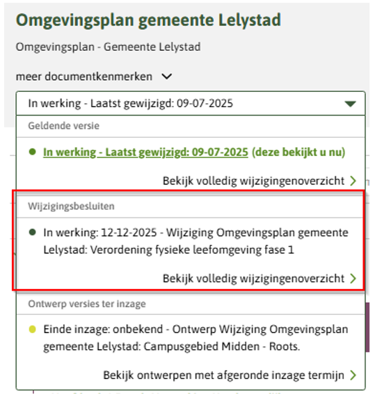 De afbeelding toont een voorbeeld uit Regels op de kaart waarbij je in het paneel met de versies de rubriek wijzigingsbesluiten ziet. 